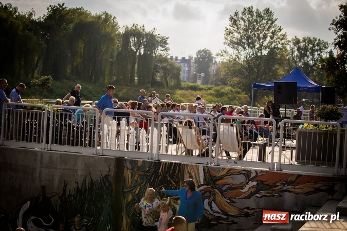 Zdjęcie w galerii na portalu naszraciborz.pl: Poezja śpiewana i szanty zabrzmiały na przystani wiadomości z regionu