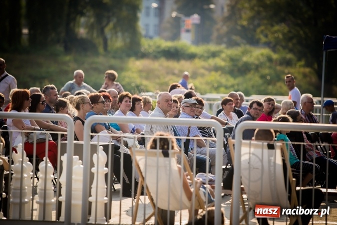 Zdjęcie w galerii na portalu naszraciborz.pl: Poezja śpiewana i szanty zabrzmiały na przystani wiadomości z regionu