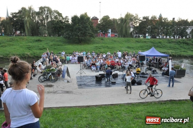 Zdjęcie w galerii na portalu naszraciborz.pl: Poezja śpiewana i szanty zabrzmiały na przystani wiadomości z regionu