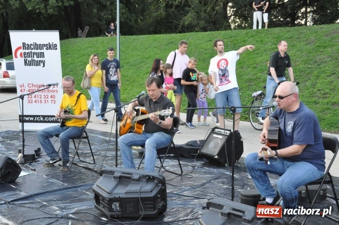 Zdjęcie w galerii na portalu naszraciborz.pl: Poezja śpiewana i szanty zabrzmiały na przystani wiadomości z regionu