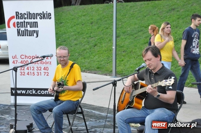 Zdjęcie w galerii na portalu naszraciborz.pl: Poezja śpiewana i szanty zabrzmiały na przystani wiadomości z regionu