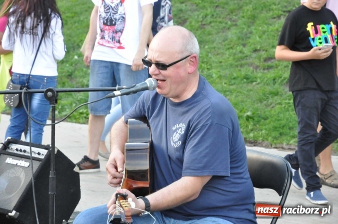 Zdjęcie w galerii na portalu naszraciborz.pl: Poezja śpiewana i szanty zabrzmiały na przystani wiadomości z regionu
