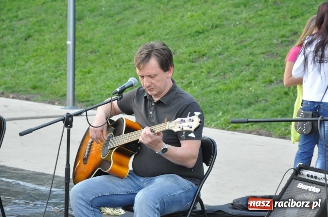 Zdjęcie w galerii na portalu naszraciborz.pl: Poezja śpiewana i szanty zabrzmiały na przystani wiadomości z regionu