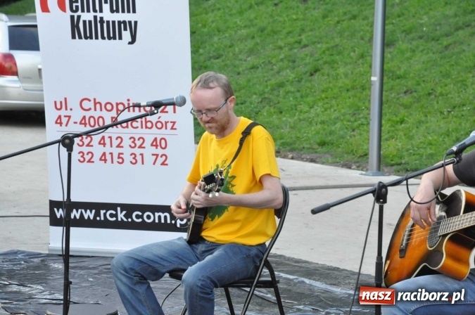 Zdjęcie w galerii na portalu naszraciborz.pl: Poezja śpiewana i szanty zabrzmiały na przystani wiadomości z regionu