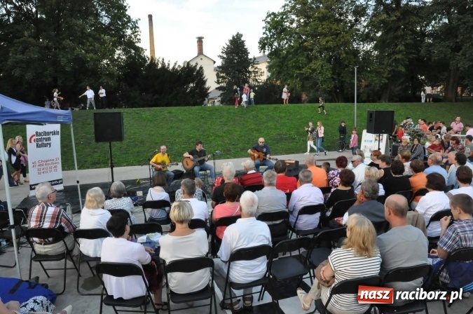 Zdjęcie w galerii na portalu naszraciborz.pl: Poezja śpiewana i szanty zabrzmiały na przystani wiadomości z regionu