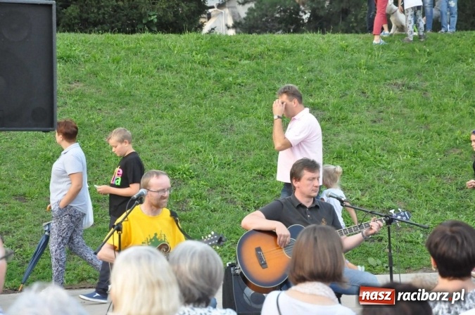 Zdjęcie w galerii na portalu naszraciborz.pl: Poezja śpiewana i szanty zabrzmiały na przystani wiadomości z regionu