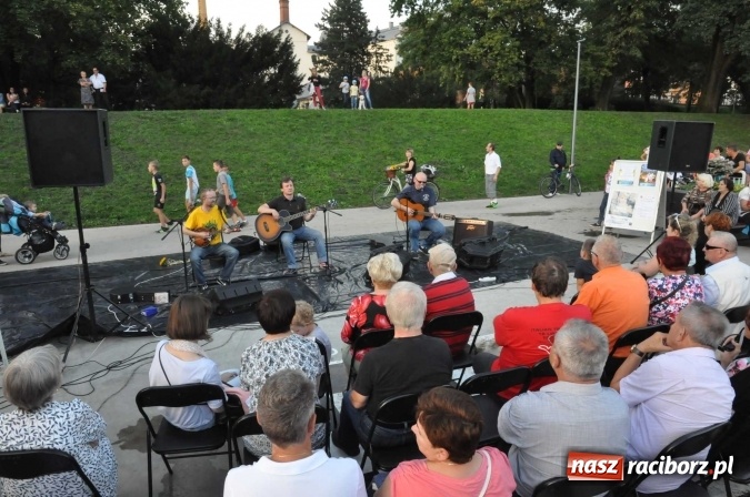 Zdjęcie w galerii na portalu naszraciborz.pl: Poezja śpiewana i szanty zabrzmiały na przystani wiadomości z regionu