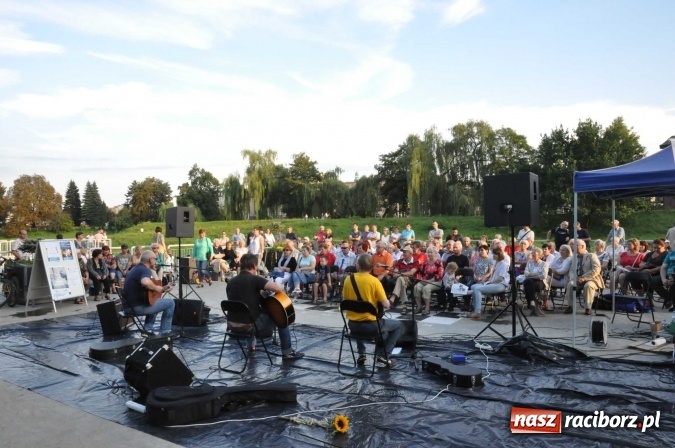Zdjęcie w galerii na portalu naszraciborz.pl: Poezja śpiewana i szanty zabrzmiały na przystani wiadomości z regionu