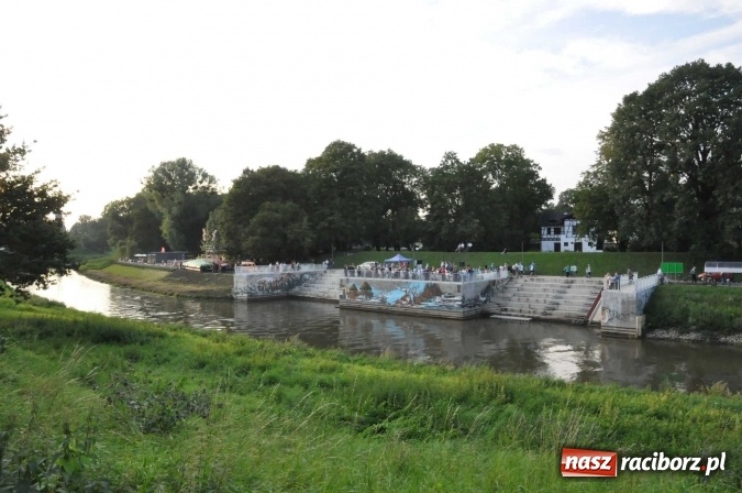 Zdjęcie w galerii na portalu naszraciborz.pl: Poezja śpiewana i szanty zabrzmiały na przystani wiadomości z regionu