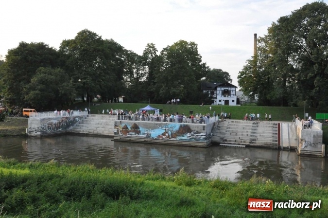 Zdjęcie w galerii na portalu naszraciborz.pl: Poezja śpiewana i szanty zabrzmiały na przystani wiadomości z regionu