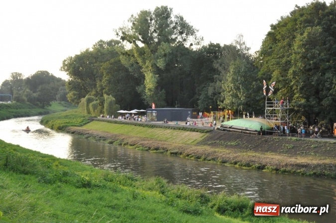 Zdjęcie w galerii na portalu naszraciborz.pl: Poezja śpiewana i szanty zabrzmiały na przystani wiadomości z regionu