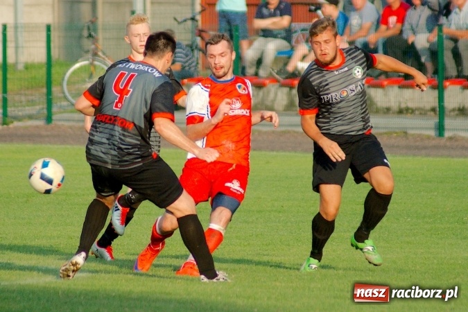 Zdjęcie w galerii na portalu naszraciborz.pl: Klasa okręgowa: Samobój kapitana pogrzebał szanse Tworkowa wiadomości z regionu