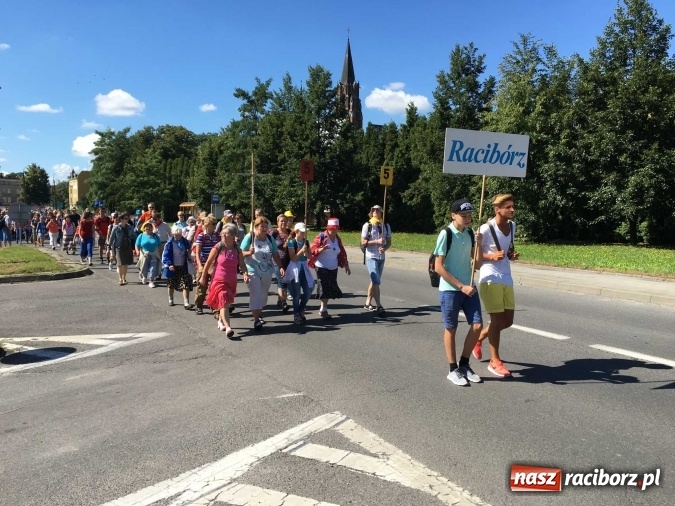 Zdjęcie w galerii na portalu naszraciborz.pl: Pielgrzymi z powiatu raciborskiego i Kietrza już w drodze do Częstochowy WIDEO wiadomości z regionu