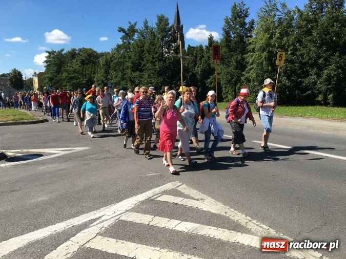 Zdjęcie w galerii na portalu naszraciborz.pl: Pielgrzymi z powiatu raciborskiego i Kietrza już w drodze do Częstochowy WIDEO wiadomości z regionu