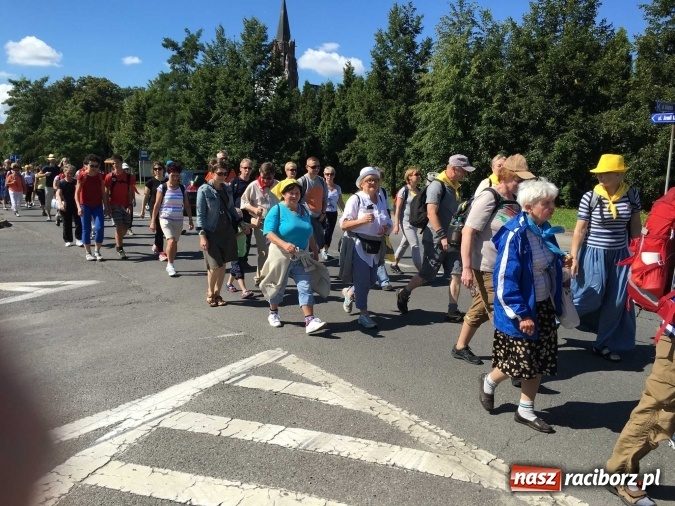 Zdjęcie w galerii na portalu naszraciborz.pl: Pielgrzymi z powiatu raciborskiego i Kietrza już w drodze do Częstochowy WIDEO wiadomości z regionu