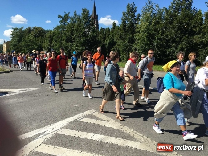 Zdjęcie w galerii na portalu naszraciborz.pl: Pielgrzymi z powiatu raciborskiego i Kietrza już w drodze do Częstochowy WIDEO wiadomości z regionu