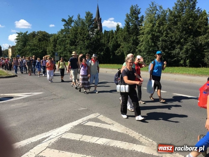Zdjęcie w galerii na portalu naszraciborz.pl: Pielgrzymi z powiatu raciborskiego i Kietrza już w drodze do Częstochowy WIDEO wiadomości z regionu