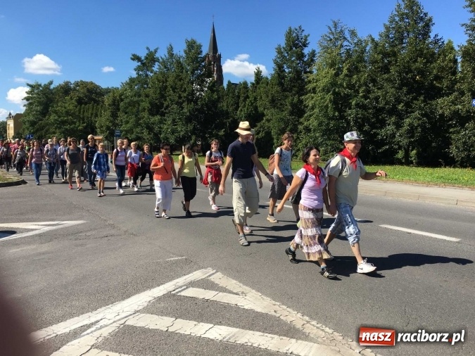 Zdjęcie w galerii na portalu naszraciborz.pl: Pielgrzymi z powiatu raciborskiego i Kietrza już w drodze do Częstochowy WIDEO wiadomości z regionu