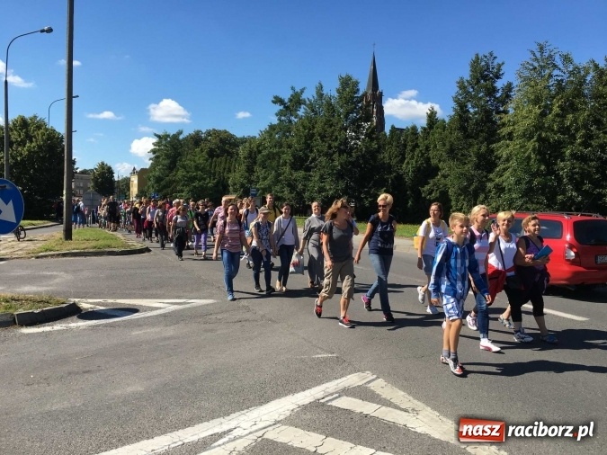 Zdjęcie w galerii na portalu naszraciborz.pl: Pielgrzymi z powiatu raciborskiego i Kietrza już w drodze do Częstochowy WIDEO wiadomości z regionu