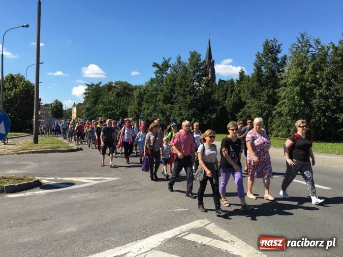 Zdjęcie w galerii na portalu naszraciborz.pl: Pielgrzymi z powiatu raciborskiego i Kietrza już w drodze do Częstochowy WIDEO wiadomości z regionu