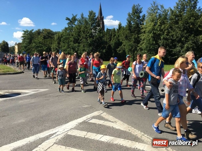 Zdjęcie w galerii na portalu naszraciborz.pl: Pielgrzymi z powiatu raciborskiego i Kietrza już w drodze do Częstochowy WIDEO wiadomości z regionu