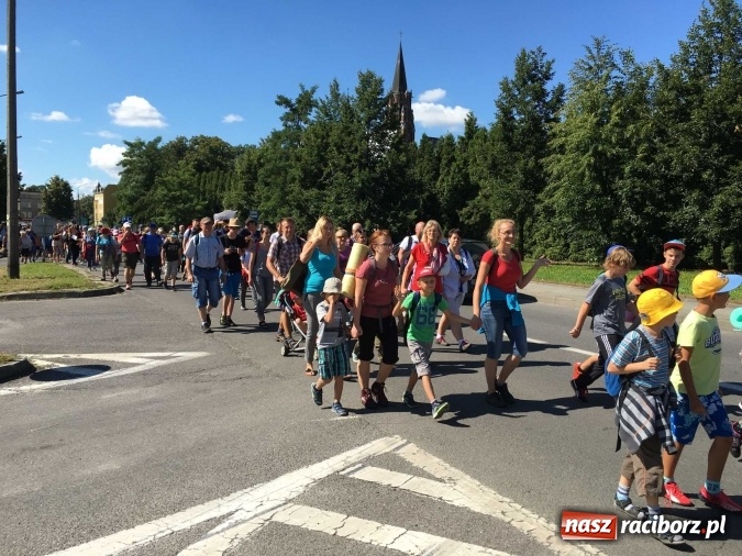 Zdjęcie w galerii na portalu naszraciborz.pl: Pielgrzymi z powiatu raciborskiego i Kietrza już w drodze do Częstochowy WIDEO wiadomości z regionu