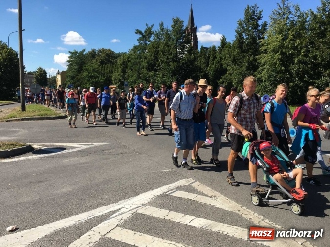 Zdjęcie w galerii na portalu naszraciborz.pl: Pielgrzymi z powiatu raciborskiego i Kietrza już w drodze do Częstochowy WIDEO wiadomości z regionu