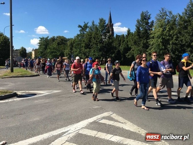 Zdjęcie w galerii na portalu naszraciborz.pl: Pielgrzymi z powiatu raciborskiego i Kietrza już w drodze do Częstochowy WIDEO wiadomości z regionu