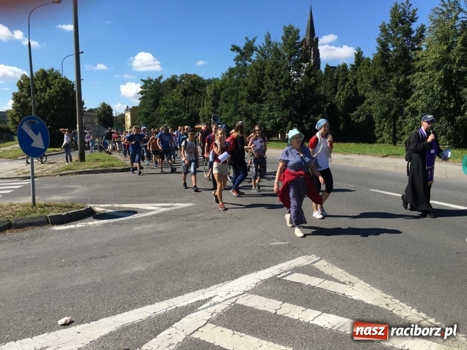 Zdjęcie w galerii na portalu naszraciborz.pl: Pielgrzymi z powiatu raciborskiego i Kietrza już w drodze do Częstochowy WIDEO wiadomości z regionu
