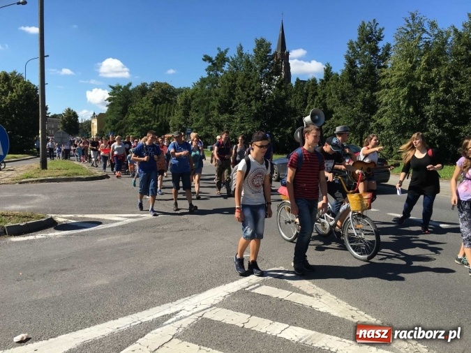 Zdjęcie w galerii na portalu naszraciborz.pl: Pielgrzymi z powiatu raciborskiego i Kietrza już w drodze do Częstochowy WIDEO wiadomości z regionu
