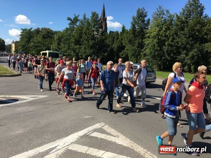 Zdjęcie w galerii na portalu naszraciborz.pl: Pielgrzymi z powiatu raciborskiego i Kietrza już w drodze do Częstochowy WIDEO wiadomości z regionu