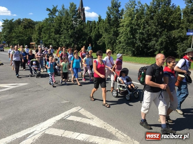 Zdjęcie w galerii na portalu naszraciborz.pl: Pielgrzymi z powiatu raciborskiego i Kietrza już w drodze do Częstochowy WIDEO wiadomości z regionu