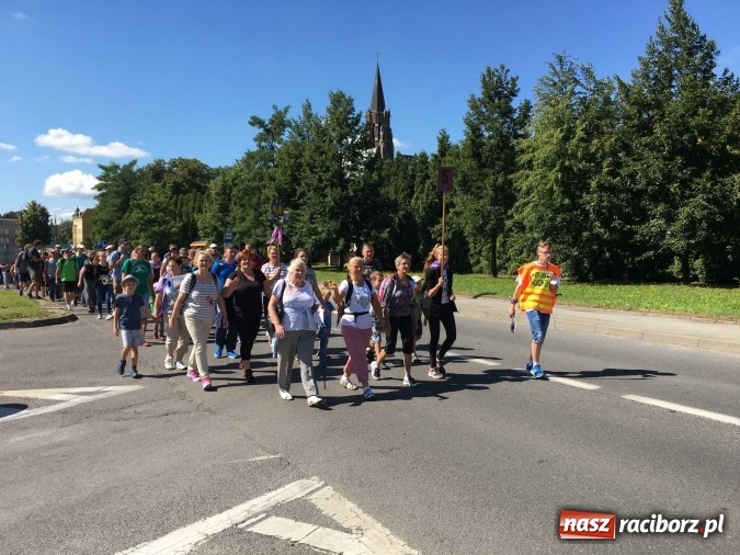 Zdjęcie w galerii na portalu naszraciborz.pl: Pielgrzymi z powiatu raciborskiego i Kietrza już w drodze do Częstochowy WIDEO wiadomości z regionu