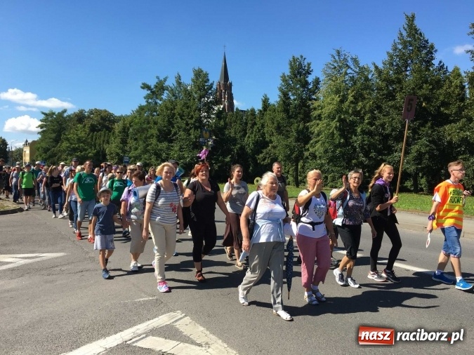 Zdjęcie w galerii na portalu naszraciborz.pl: Pielgrzymi z powiatu raciborskiego i Kietrza już w drodze do Częstochowy WIDEO wiadomości z regionu