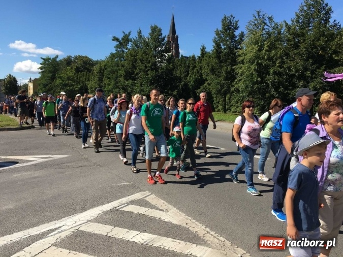 Zdjęcie w galerii na portalu naszraciborz.pl: Pielgrzymi z powiatu raciborskiego i Kietrza już w drodze do Częstochowy WIDEO wiadomości z regionu
