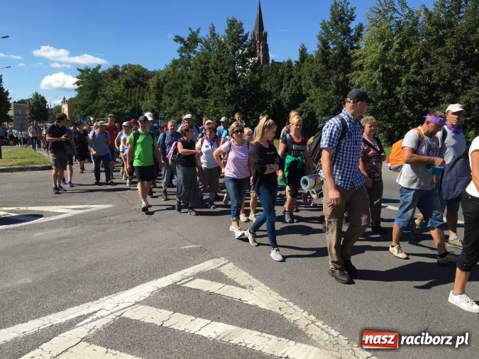 Zdjęcie w galerii na portalu naszraciborz.pl: Pielgrzymi z powiatu raciborskiego i Kietrza już w drodze do Częstochowy WIDEO wiadomości z regionu
