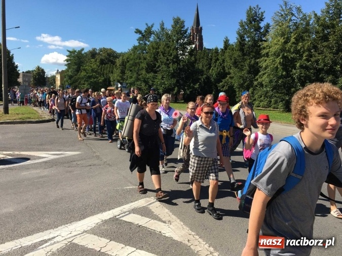Zdjęcie w galerii na portalu naszraciborz.pl: Pielgrzymi z powiatu raciborskiego i Kietrza już w drodze do Częstochowy WIDEO wiadomości z regionu