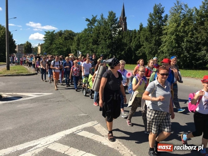 Zdjęcie w galerii na portalu naszraciborz.pl: Pielgrzymi z powiatu raciborskiego i Kietrza już w drodze do Częstochowy WIDEO wiadomości z regionu