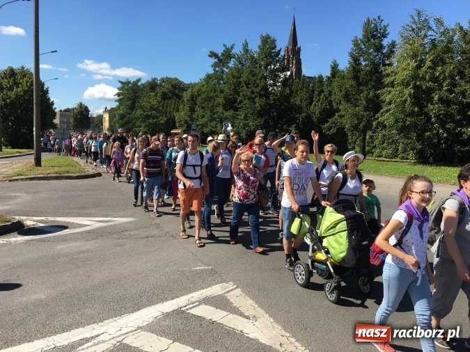Zdjęcie w galerii na portalu naszraciborz.pl: Pielgrzymi z powiatu raciborskiego i Kietrza już w drodze do Częstochowy WIDEO wiadomości z regionu