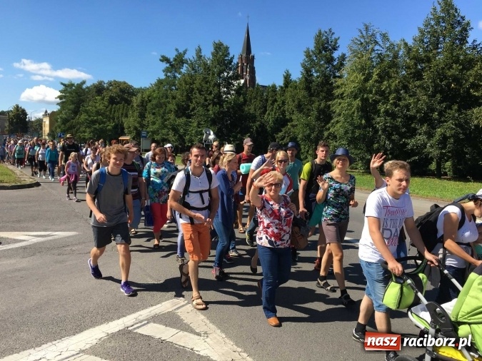 Zdjęcie w galerii na portalu naszraciborz.pl: Pielgrzymi z powiatu raciborskiego i Kietrza już w drodze do Częstochowy WIDEO wiadomości z regionu