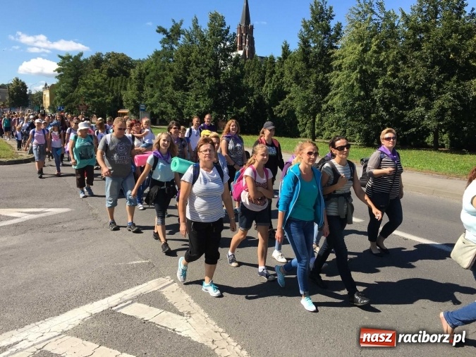 Zdjęcie w galerii na portalu naszraciborz.pl: Pielgrzymi z powiatu raciborskiego i Kietrza już w drodze do Częstochowy WIDEO wiadomości z regionu