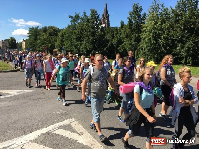 Zdjęcie w galerii na portalu naszraciborz.pl: Pielgrzymi z powiatu raciborskiego i Kietrza już w drodze do Częstochowy WIDEO wiadomości z regionu