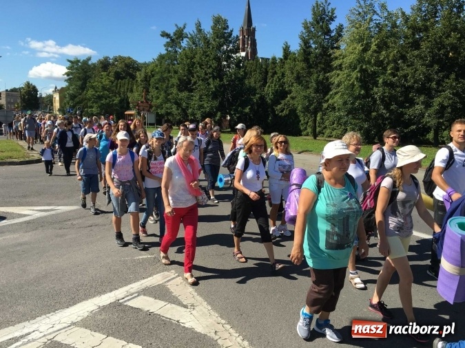 Zdjęcie w galerii na portalu naszraciborz.pl: Pielgrzymi z powiatu raciborskiego i Kietrza już w drodze do Częstochowy WIDEO wiadomości z regionu
