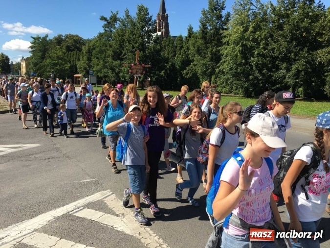Zdjęcie w galerii na portalu naszraciborz.pl: Pielgrzymi z powiatu raciborskiego i Kietrza już w drodze do Częstochowy WIDEO wiadomości z regionu