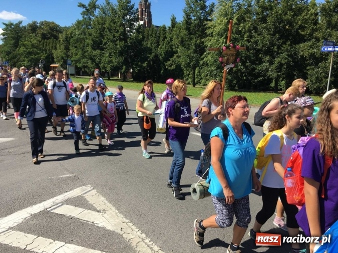 Zdjęcie w galerii na portalu naszraciborz.pl: Pielgrzymi z powiatu raciborskiego i Kietrza już w drodze do Częstochowy WIDEO wiadomości z regionu