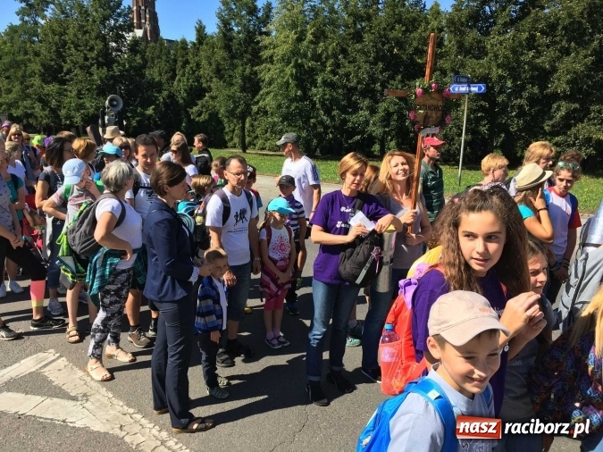 Zdjęcie w galerii na portalu naszraciborz.pl: Pielgrzymi z powiatu raciborskiego i Kietrza już w drodze do Częstochowy WIDEO wiadomości z regionu