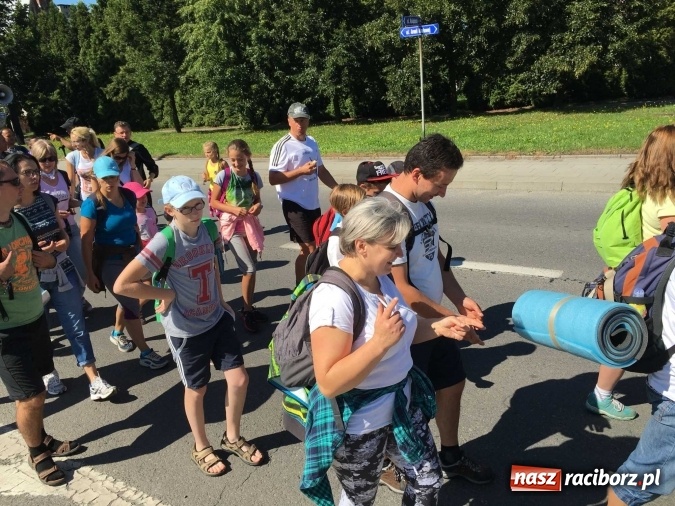 Zdjęcie w galerii na portalu naszraciborz.pl: Pielgrzymi z powiatu raciborskiego i Kietrza już w drodze do Częstochowy WIDEO wiadomości z regionu
