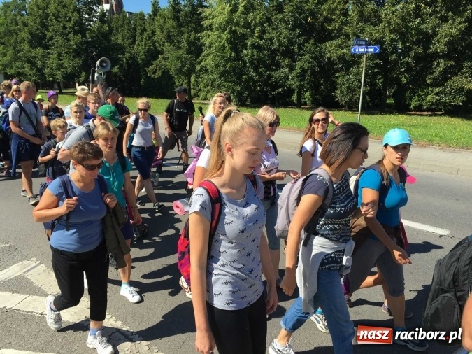 Zdjęcie w galerii na portalu naszraciborz.pl: Pielgrzymi z powiatu raciborskiego i Kietrza już w drodze do Częstochowy WIDEO wiadomości z regionu