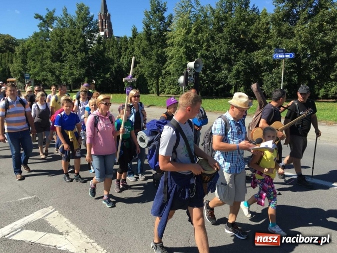 Zdjęcie w galerii na portalu naszraciborz.pl: Pielgrzymi z powiatu raciborskiego i Kietrza już w drodze do Częstochowy WIDEO wiadomości z regionu