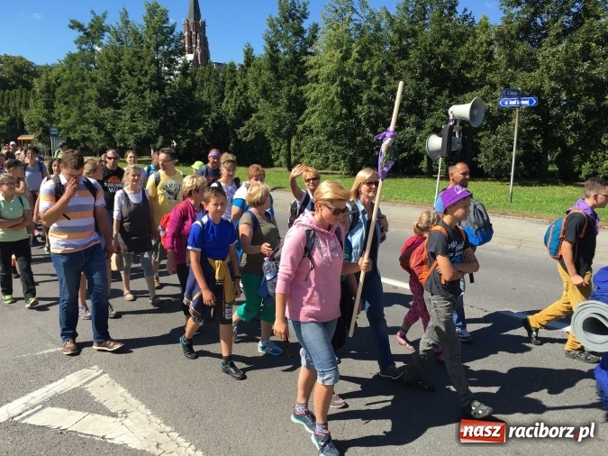 Zdjęcie w galerii na portalu naszraciborz.pl: Pielgrzymi z powiatu raciborskiego i Kietrza już w drodze do Częstochowy WIDEO wiadomości z regionu